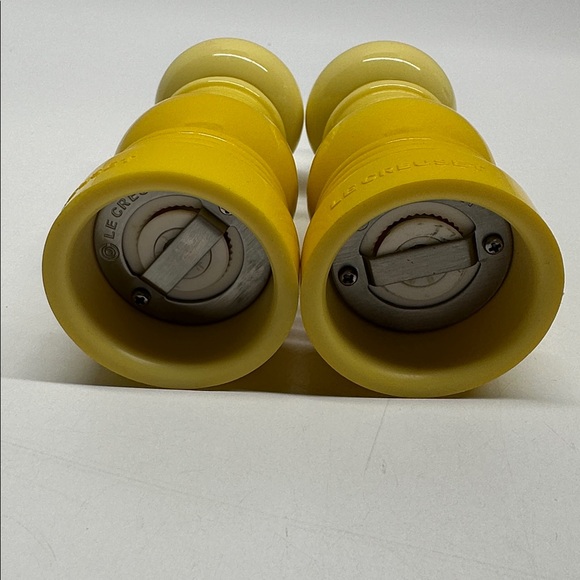 Le Creuset Mini Salt and Pepper Mill Set 12.5 cm Soleil Ombre Yellow Silver - Picture 4 of 6